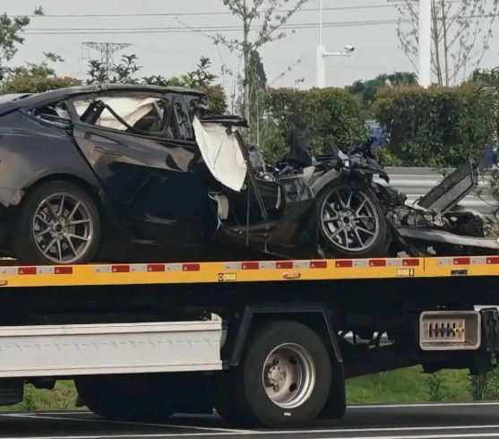 美国再次发生特斯拉撞半挂卡车事故，至少一人